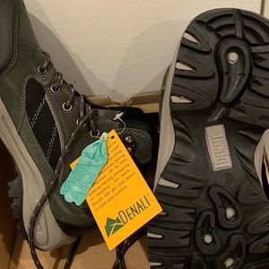 NWT Denali Hiking Boots Size Y4/Women’s 5.5-6